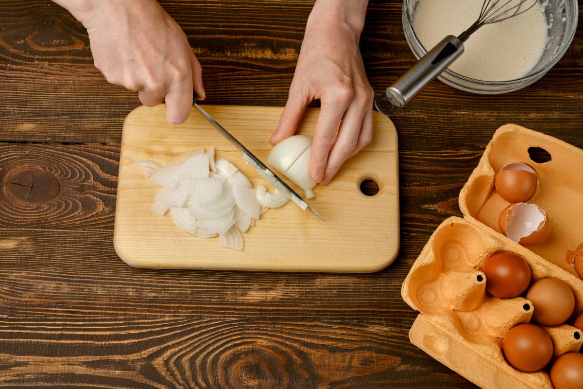 top-view-of-male-hands-cutting-onion-2023-11-27-05-30-06-utc (1)