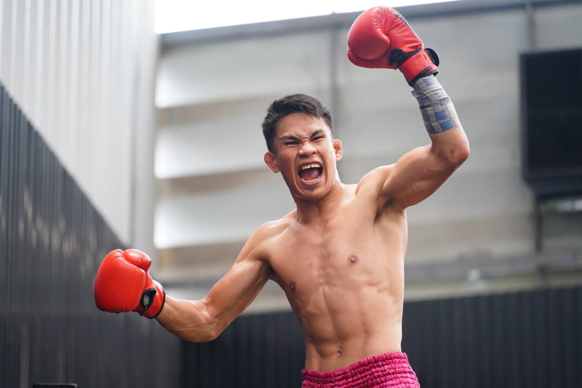 Muay Thai, The martial art of Thailand, Boxer's happiness when he wins by standing on the ropes of the boxing ring and raising his hands and shouting satisfactorily