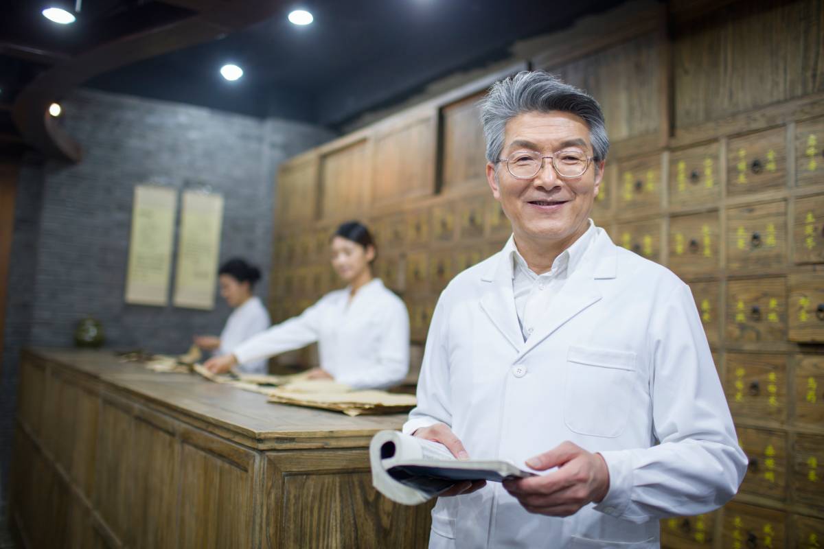 chinese-doctors-in-traditional-chinese-medicine-ph-2024-10-16-15-17-11-utc (1)